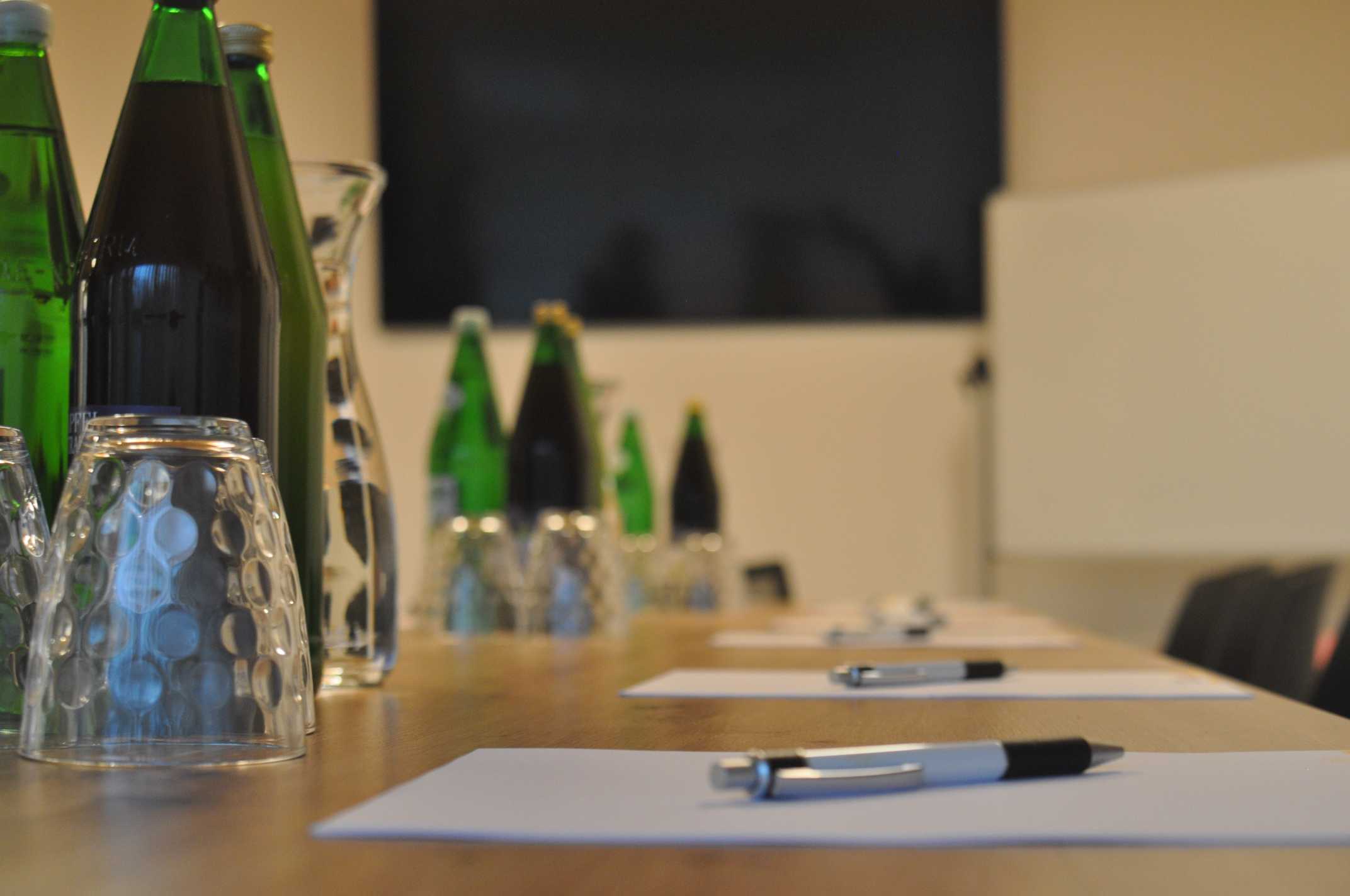 Heller Seminarraum mit Tageslicht